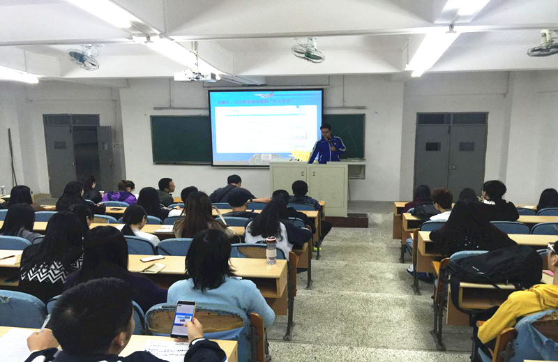 同学们认真听讲