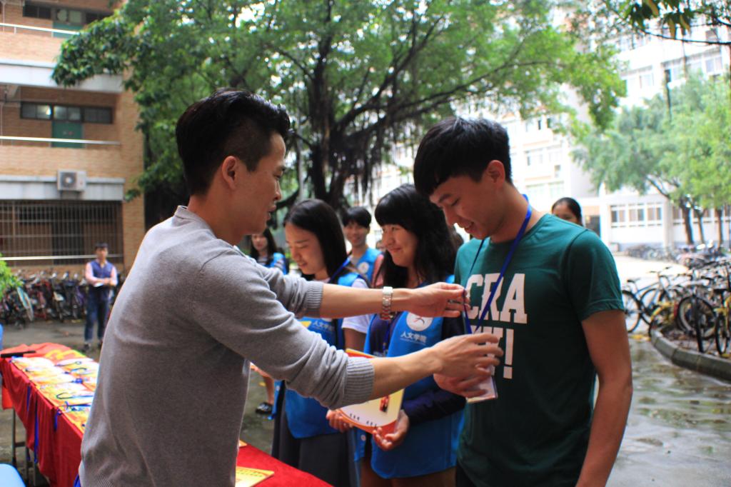 陈志杰书记为学生党员挂牌场景